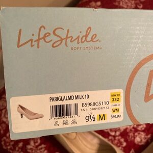 Life Stride Women's Beige Flats